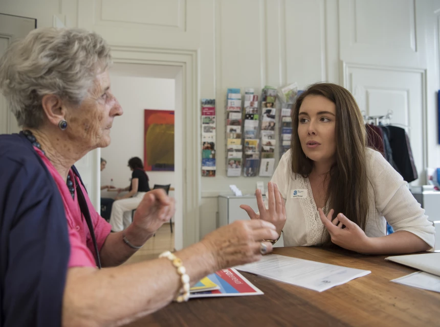 Beratungssituation zwischen einer Freiwilligen und einer Vertreterin einer Einsatzorganisation während des benevol-Sommerfestes
