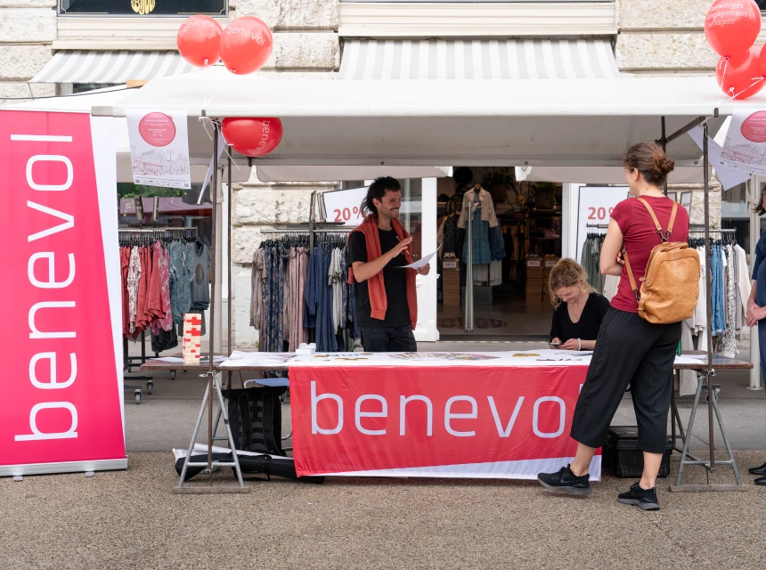 Marktstand mit Logo, Luftballons und Mitarbeiterinnen von benevol Kanton Bern