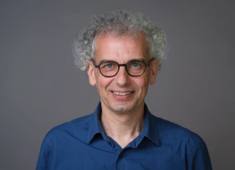 Portraitbild-Adrian-Fischer-Referent-am-benevol-FORUM-2025-zum-Thema-Der-neue-Freiwilligenmonitor-2025